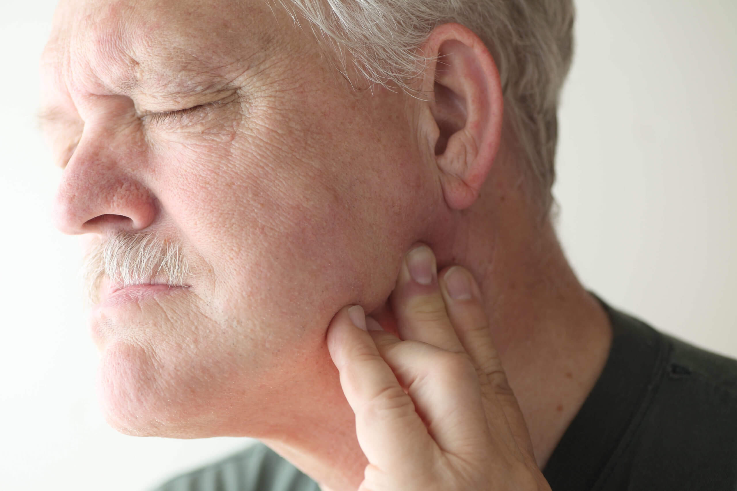man feeling pain in his jaw