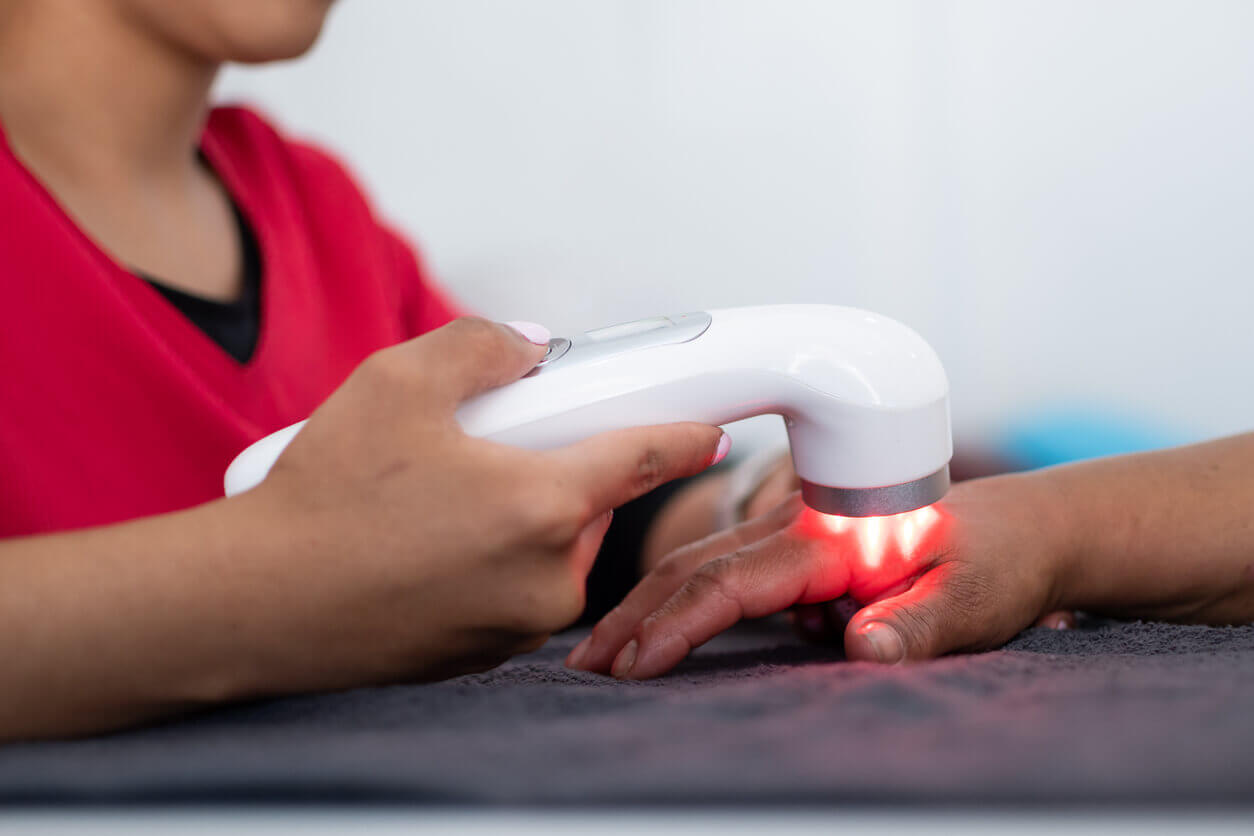 https://www.h2health.com/wp-content/uploads/sites/399/2024/04/Infrared-Therapy-H2-Health.jpg?utm_source=chatgpt.com