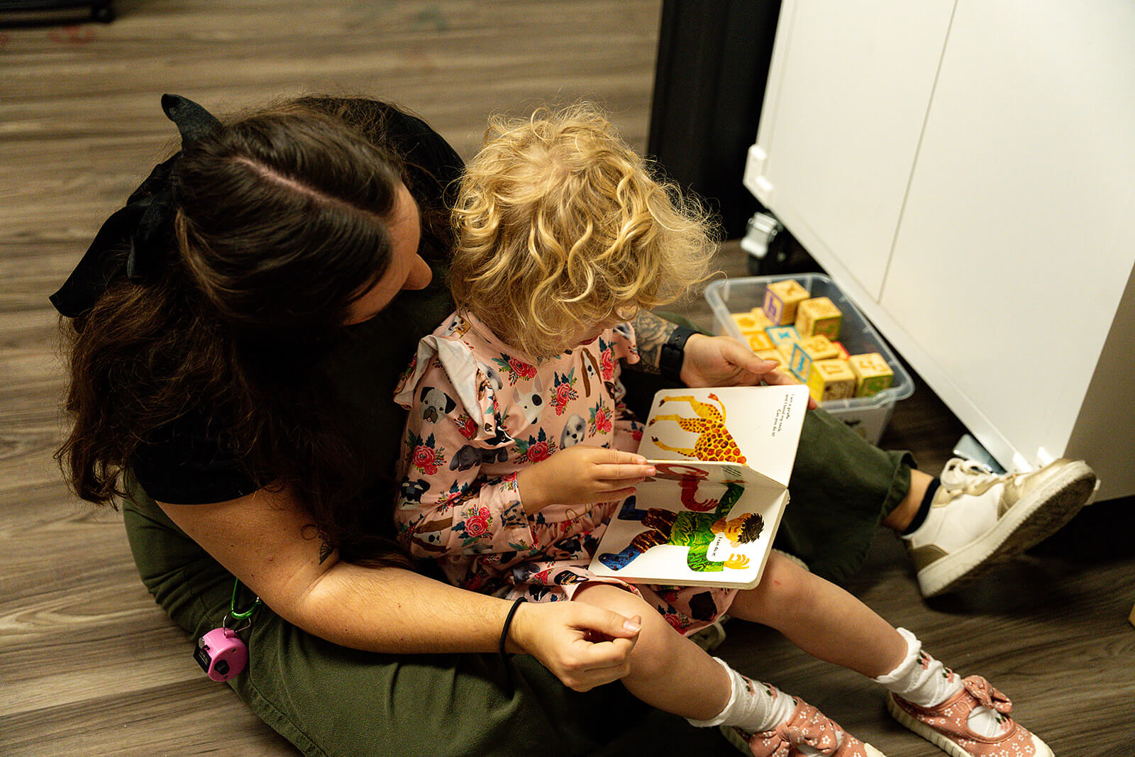 early intervention therapist working with preschooler