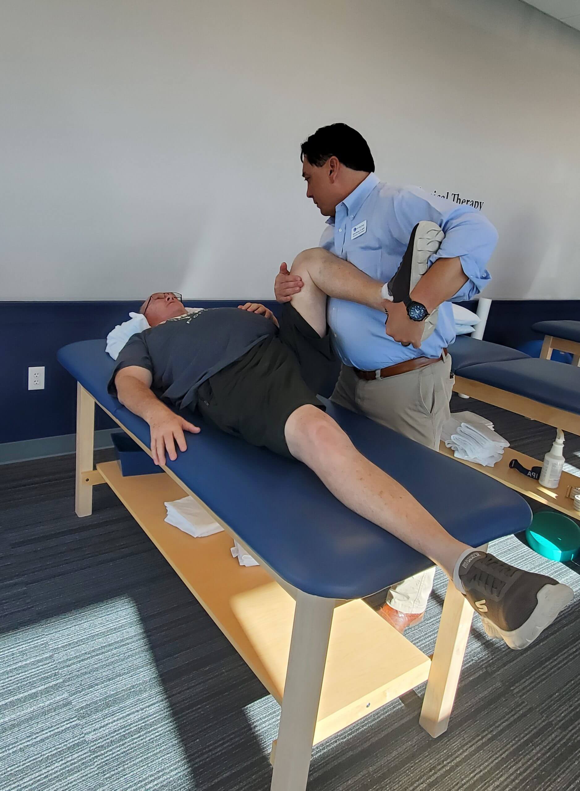 physical therapist working with patient at endeavor physical therapy in austin tx