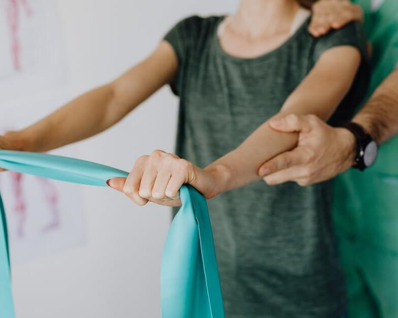 physical therapist working with patient at cibolo creek physical therapy in schertz tx